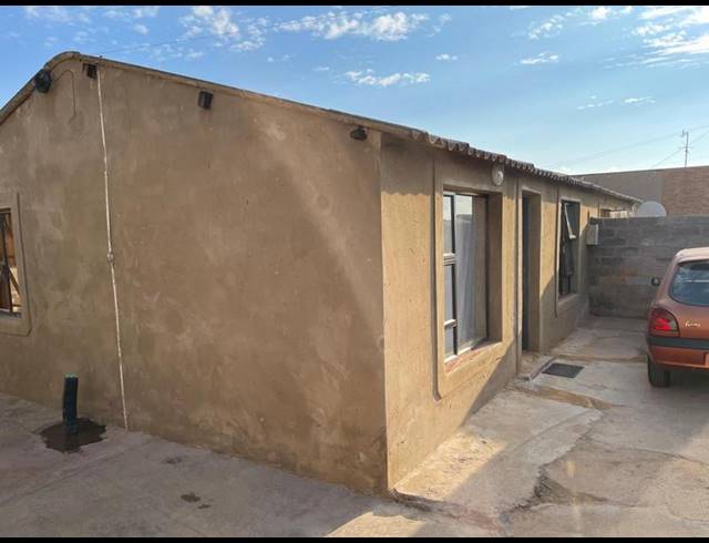 7 BEDROOM HOUSE FOR SALE IN ZOLA